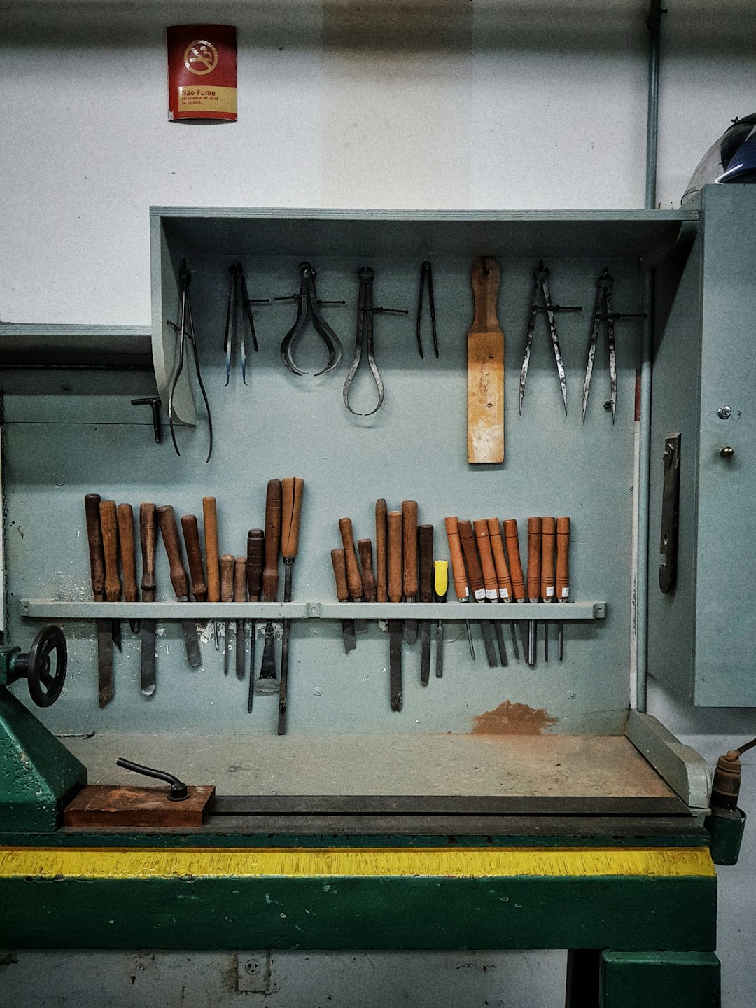 Holzbearbeitungswerkzeuge hängen ordentlich an einer Wand-Lochwand.