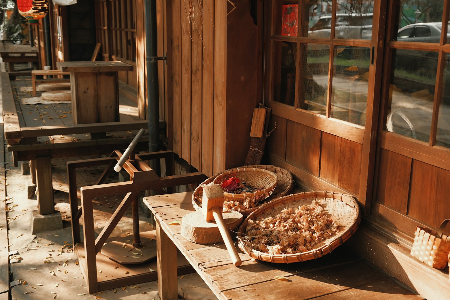 Traditionelle Holzbearbeitungswerkzeuge und Späne auf einer Werkstattveranda.